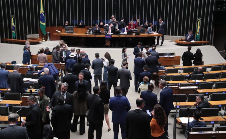 Câmara aprova regime de urgência para cinco propostas