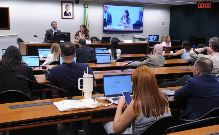 Comissão debate capacitação de profissionais para atendimento a pessoas com autismo