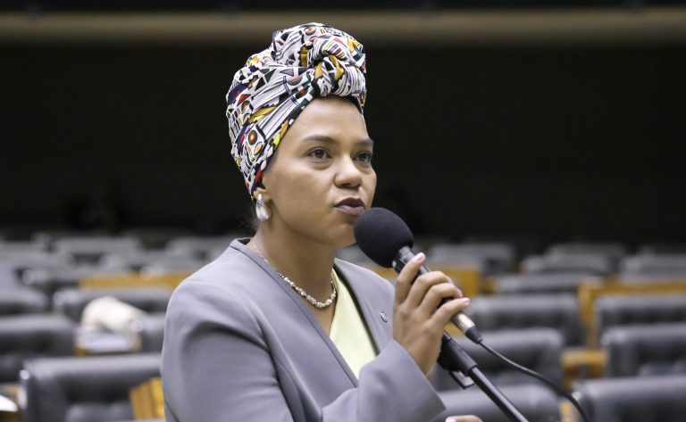 Deputada destaca a carência de estrutura para políticas voltadas à juventude; ouça a entrevista