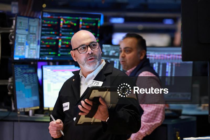 Wall St abre em baixa com alta dos preços do petróleo