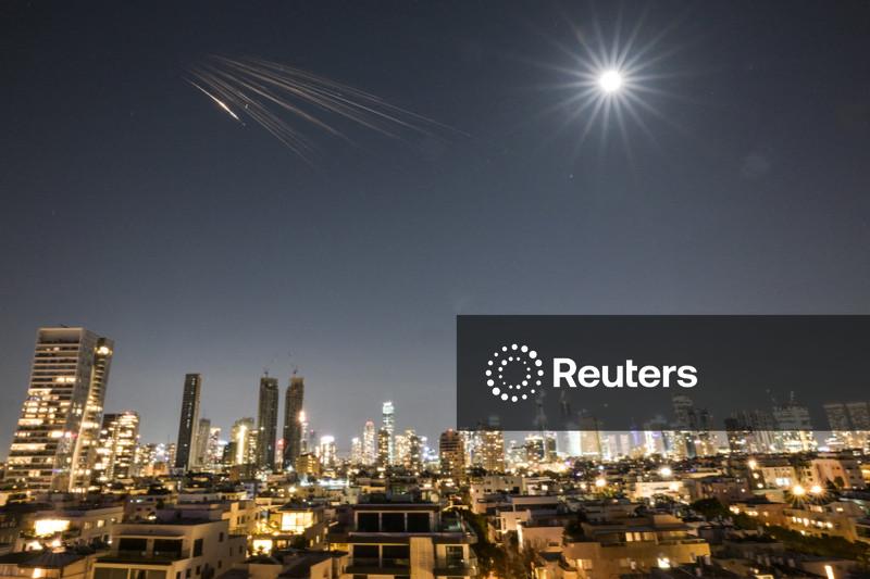 Israel bombardeia Beirute em expansão da guerra; Irã afirma que países iniciaram esforços de mediação