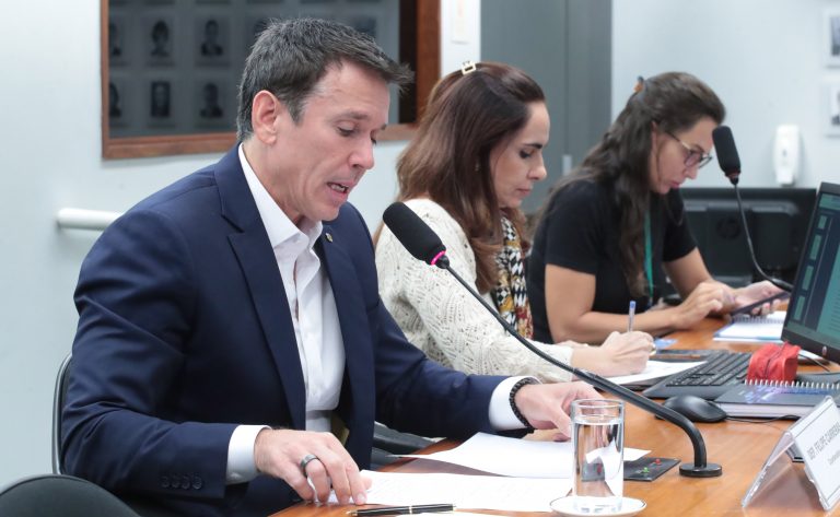 Grupo aprova relatório e pede urgência em controle sanitário de suplementos alimentares