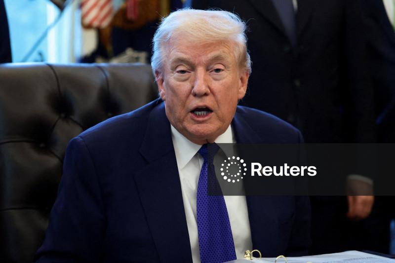 Trump pede que países entrem no Estreito de Ormuz e "simplesmente o tomem"