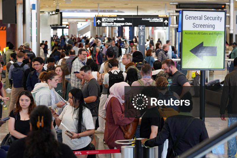 Trump ameaça colocar agentes do ICE em aeroportos devido a impasse de financiamento