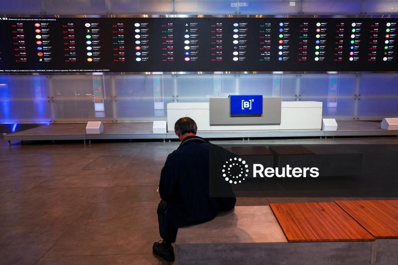 Ibovespa recua com receios sobre conflito no Oriente Médio; Petrobras limita perda