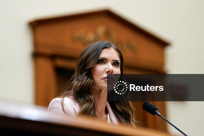 Trump demite secretária de Segurança Interna após desgaste sobre repressão à imigração e gastos