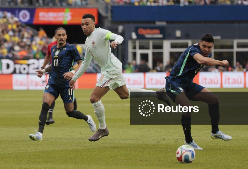 Mbappé lidera França com 10 jogadores na vitória contra o Brasil