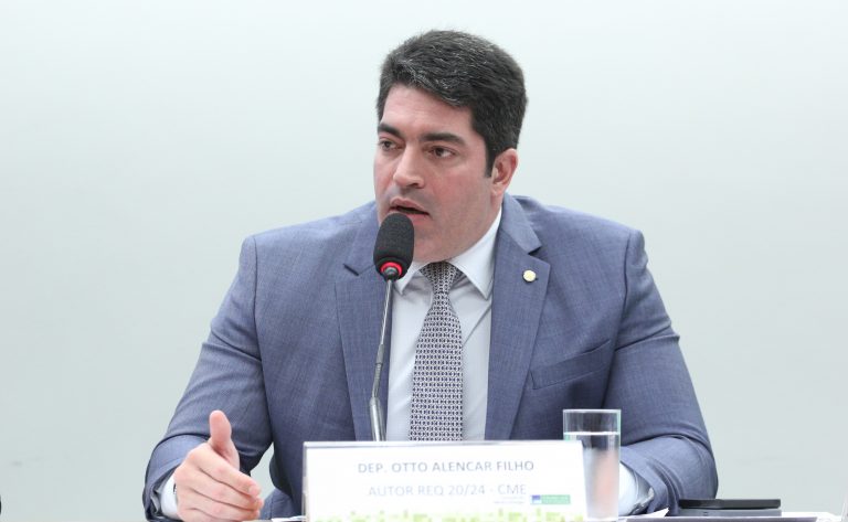 Projeto prevê a erradicação no país da leucena, planta exótica invasora