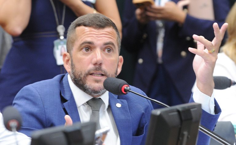 Projeto proíbe taxa mínima de água por unidade em condomínios sem medição individual