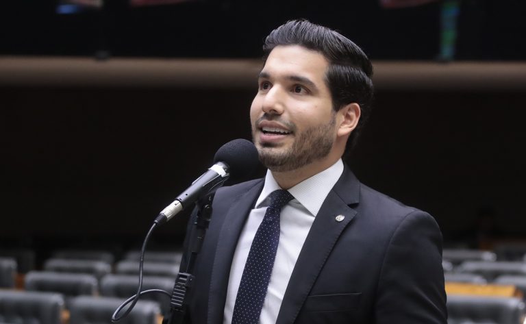 Proposta obriga preso a destinar 50% do salário para indenizar vítima