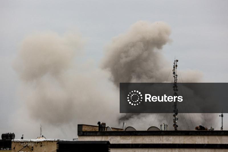 Israel diz que tem planos para pelo menos mais 3 semanas de guerra; ataques aéreos atingem Irã