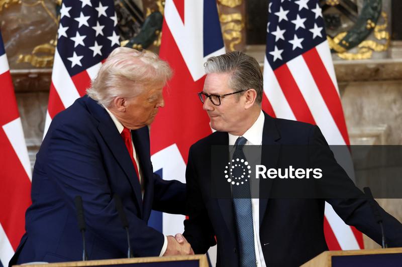 Trump se diz “muito decepcionado” com premiê britânico por inicialmente bloquear uso de base aérea