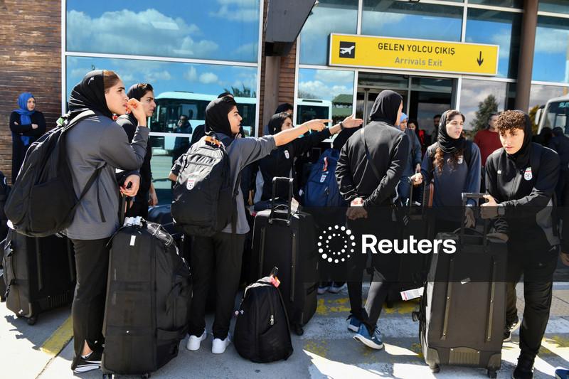 Seleção de futebol feminino do Irã volta ao país após algumas retirarem pedido de asilo