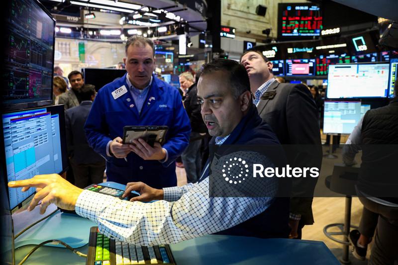 Wall St sobe enquanto investidores avaliam dados e guerra no Oriente Médio