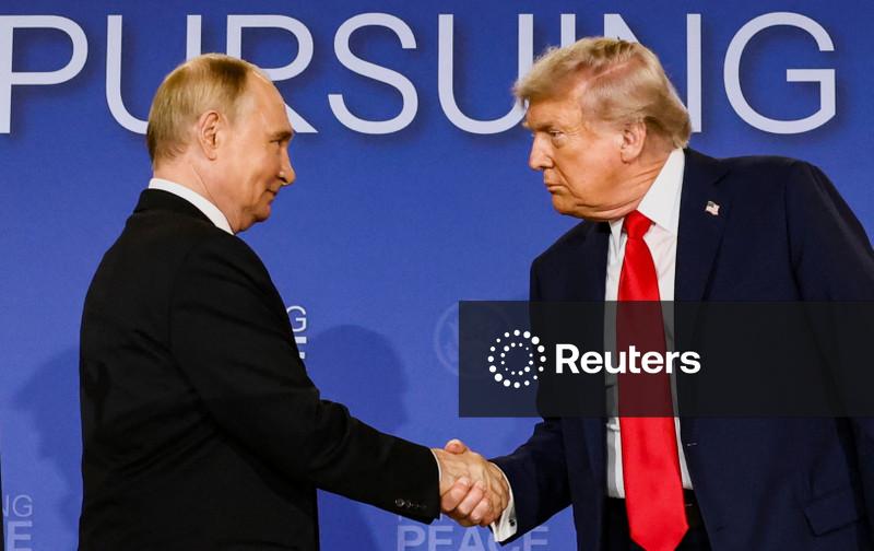 Trump e Putin falam de guerra e paz enquanto EUA avaliam alívio de sanções contra petróleo russo