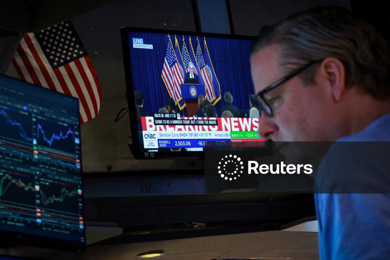 Wall Street encerra em baixa com investidores céticos sobre cortes nos juros este ano