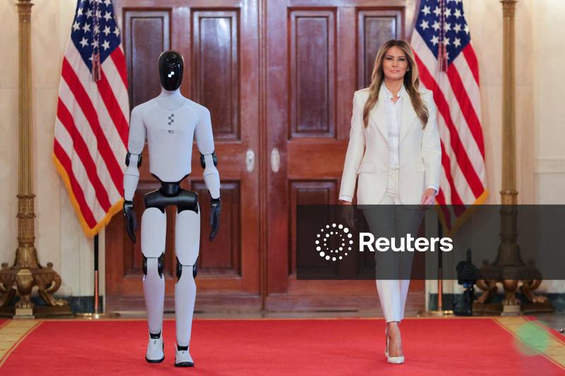 Robô se junta a Melania Trump em evento na Casa Branca sobre IA
