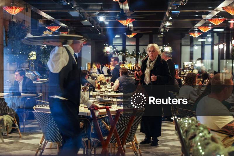 Setor de serviços dos EUA atinge máxima em três anos e meio, mas riscos da guerra no Oriente Médio pairam no ar