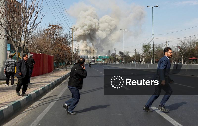 Irã lança série de mísseis contra Israel; republicanos dos EUA bloqueiam medida para suspender campanha aérea dos EUA