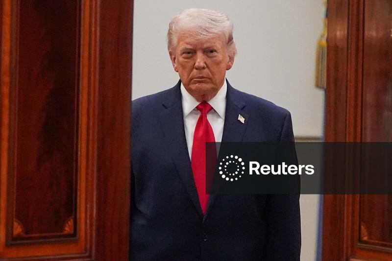 Trump ameaça atacar infraestrutura do Irã na terça-feira se estreito continuar bloqueado