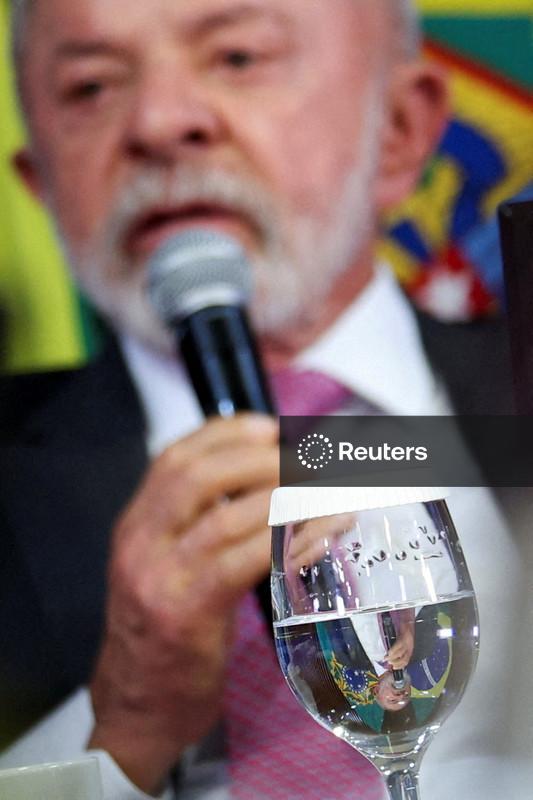 Lula defende proibição de "bets", diz estar preocupado com endividamento da população