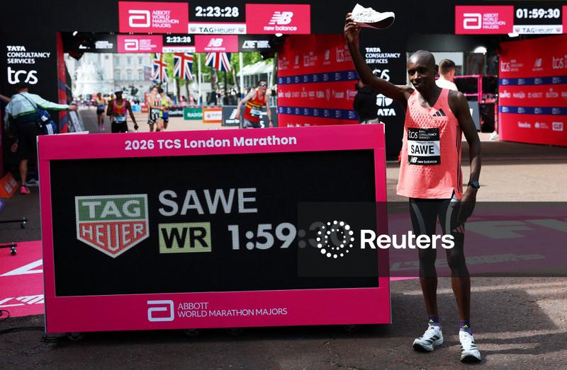 Ação da Adidas sobe após "supertênis" ajudar em vitória de maratona com tempo abaixo de duas horas