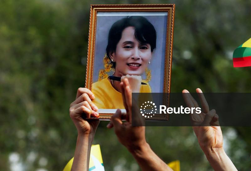 Ex-líder  de Mianmar Aung San Suu Kyi será transferida para prisão domiciliar, diz mídia estatal