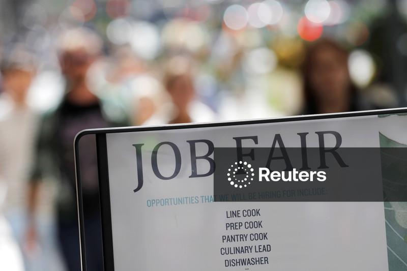 Pedidos semanais de auxílio-desemprego nos EUA caem conforme demissões continuam baixas