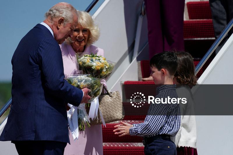 Rei  Charles chega aos EUA para viagem ofuscada por impasse com Irã e tiros em jantar