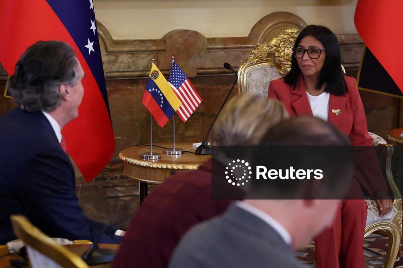 EUA suspendem sanções à presidente interina da Venezuela