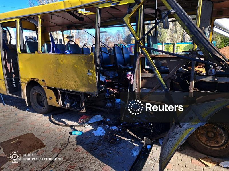 Ataques russos no sudeste da Ucrânia matam sete pessoas e atingem ônibus urbano