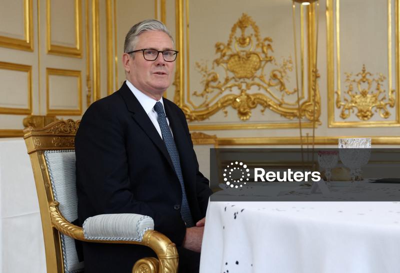 Premiê britânico alega ignorância sobre Mandelson e resiste à pressão para renunciar