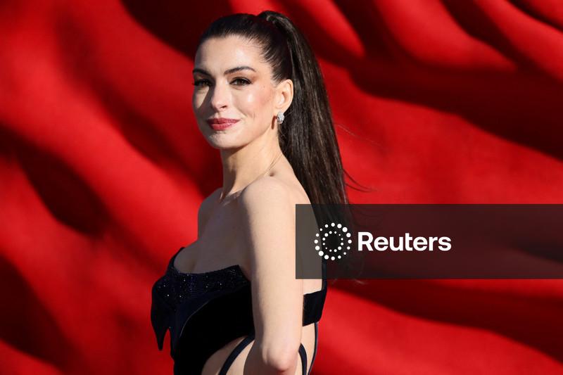 Anne Hathaway se transforma em ícone pop problemático em "Mother Mary"