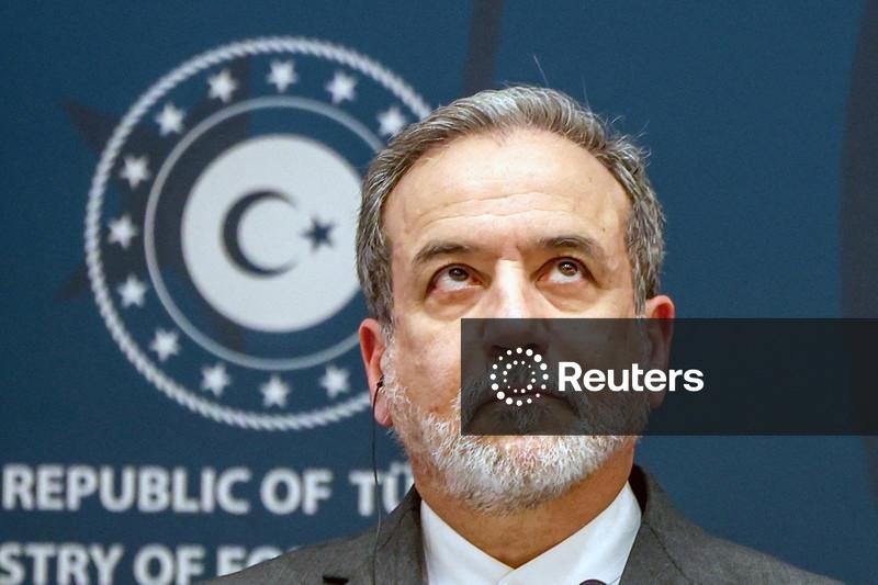 Chanceler do Irã vai ao Paquistão e crescem esperanças de negociações de paz com EUA