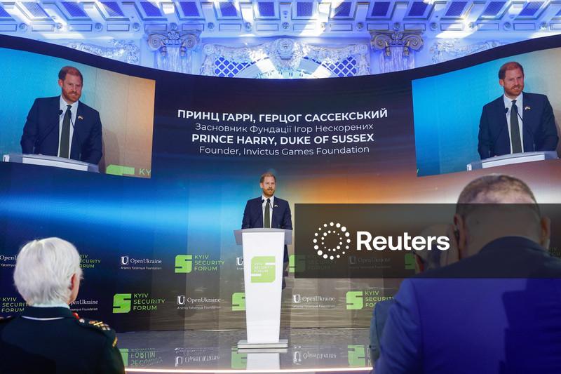 Príncipe Harry, em visita a Kiev, diz a Putin para "parar esta guerra"