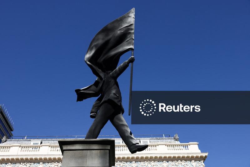 Banksy instala estátua de homem empunhando bandeira no centro de Londres