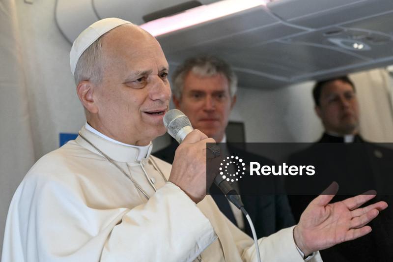 Papa Leão agradece pelo "grande presente" de Francisco um ano depois de sua morte