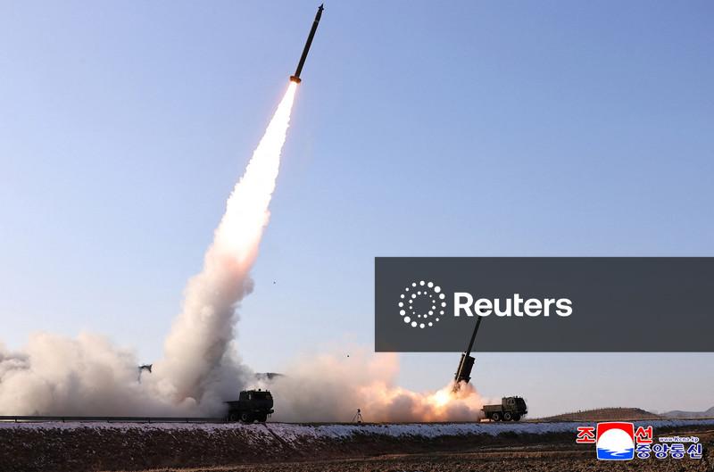 Coreia do Norte revela míssil com bomba de fragmentação e capacidade de guerra eletrônica