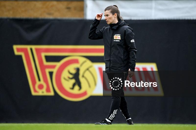 Primeira técnica na divisão de elite alemã está ciente da posição especial, mas quer focar no futebol