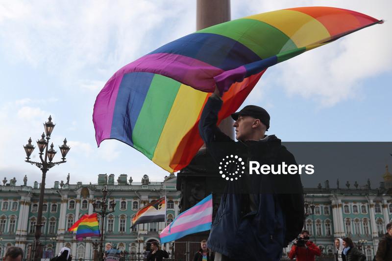 Dois grupos LGBT russos dizem que tribunais os declararam "extremistas"