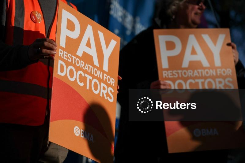 Médicos da Inglaterra iniciam greve de seis dias após rejeitarem acordo salarial proposto pelo governo