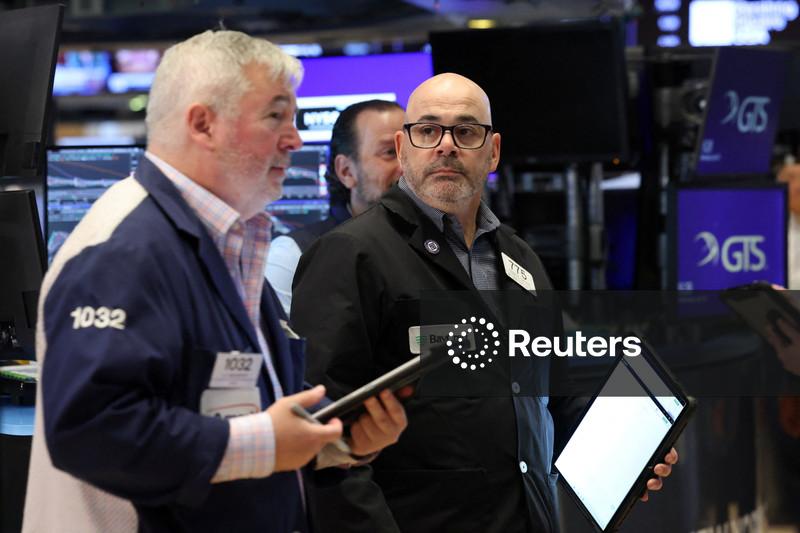 S&P 500 e Nasdaq caminham para marcar melhor mês desde 2020 apesar de riscos do Oriente Médio