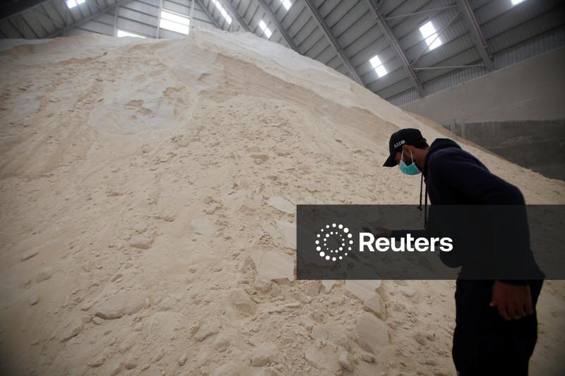 Açúcar bruto fecha em queda após máxima de 3 semanas; cacau salta