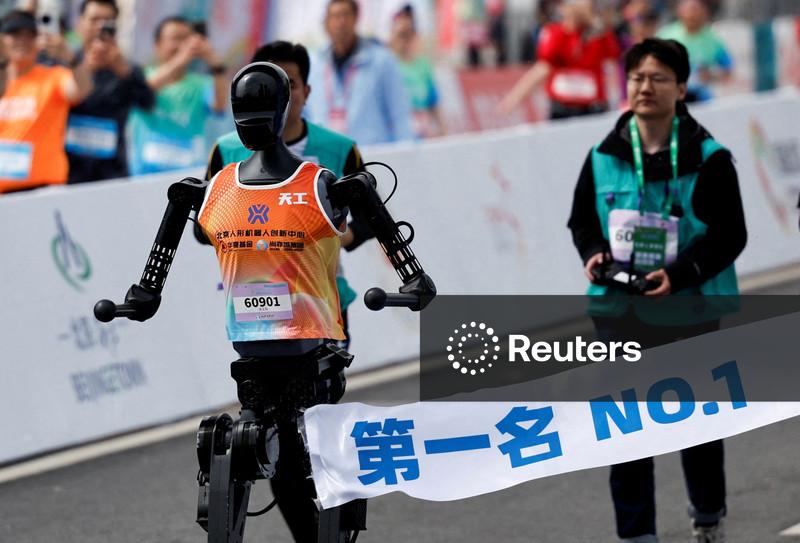 Meia maratona de robôs humanoides na China mostrará avanços da tecnologia