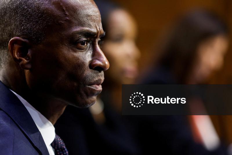 Jefferson, do Fed, vê riscos tanto para emprego quanto para inflação