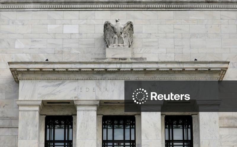 Fed mantém  taxas estáveis, citando inflação elevada; 3 dissidentes votam contra "viés de flexibilização"