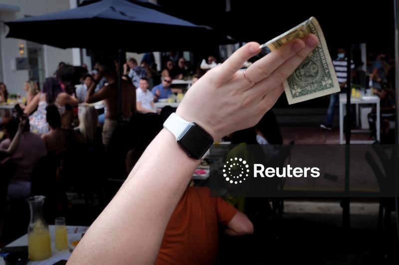 Dólar abre em baixa no Brasil apesar de aversão a risco no exterior