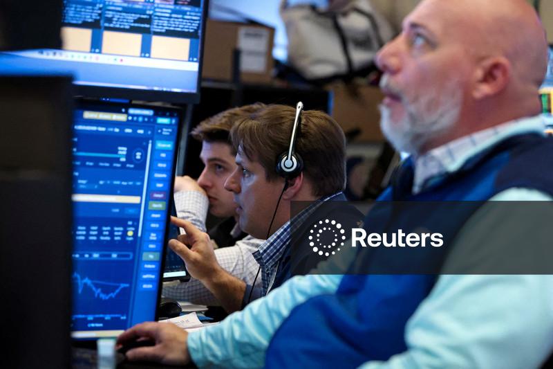 Wall St abre em baixa com impasse no Oriente Médio e balanços mistos