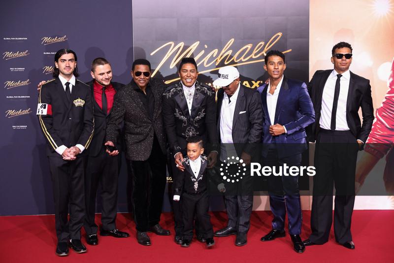 Família Jackson se junta aos fãs em Berlim para a estreia da cinebiografia de Michael Jackson