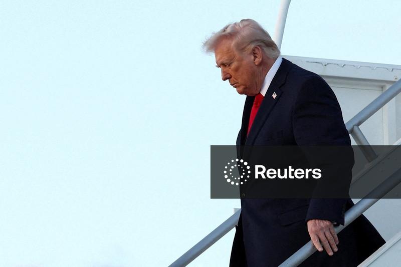 Trump publica imagem de si mesmo com Jesus enquanto críticas do governo ao papa continuam